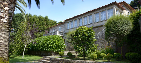 Jardín y galería del Pazo Sineiro