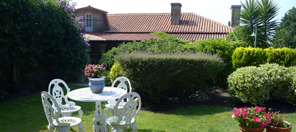 Mesa en el jardín del Pazo